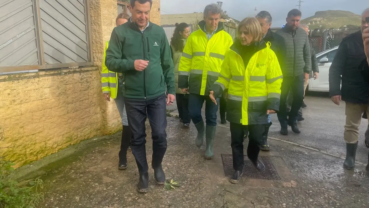  Juanma Moreno junto a Feij&oacute;o y Pelayo en su visita a la zona de Lomopardo. | Jim&eacute;nez 