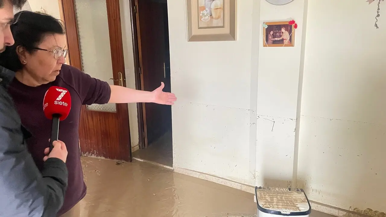  Una vecina de El Portal se&ntilde;alando hasta d&oacute;nde entr&oacute; el agua en su vivienda. |  Jim&eacute;nez 