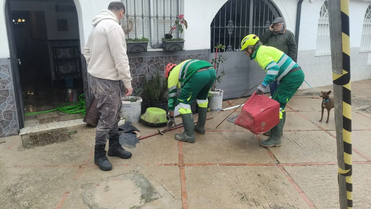  Operarios recogiendo enseres en El Portal. | Jerez.es 