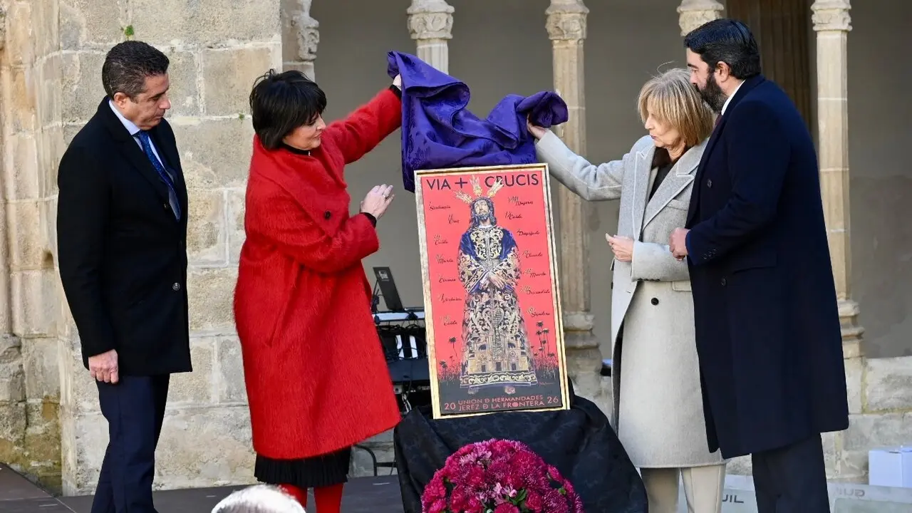  Nuria Barrera desvelando su cartel para el V&iacute;a Crucis. | jerez.es 