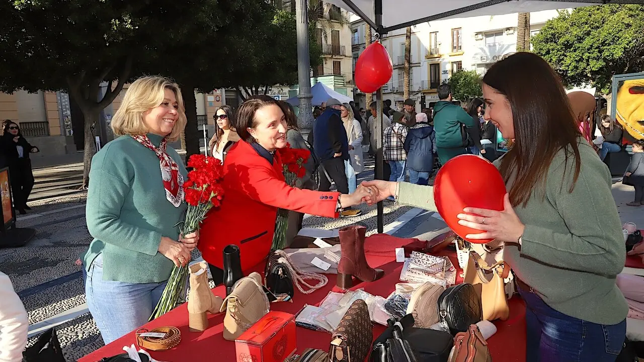  Nela Garc&iacute;a, con la presidenta de Acoje, en la plaza del Arenal. | Viva Jerez. 