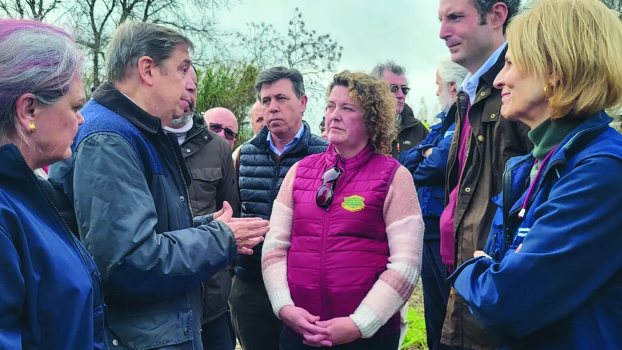  Noelia Carmona, una de las agricultoras afectadas, con el ministro Planas el pasado viernes. | Viva 