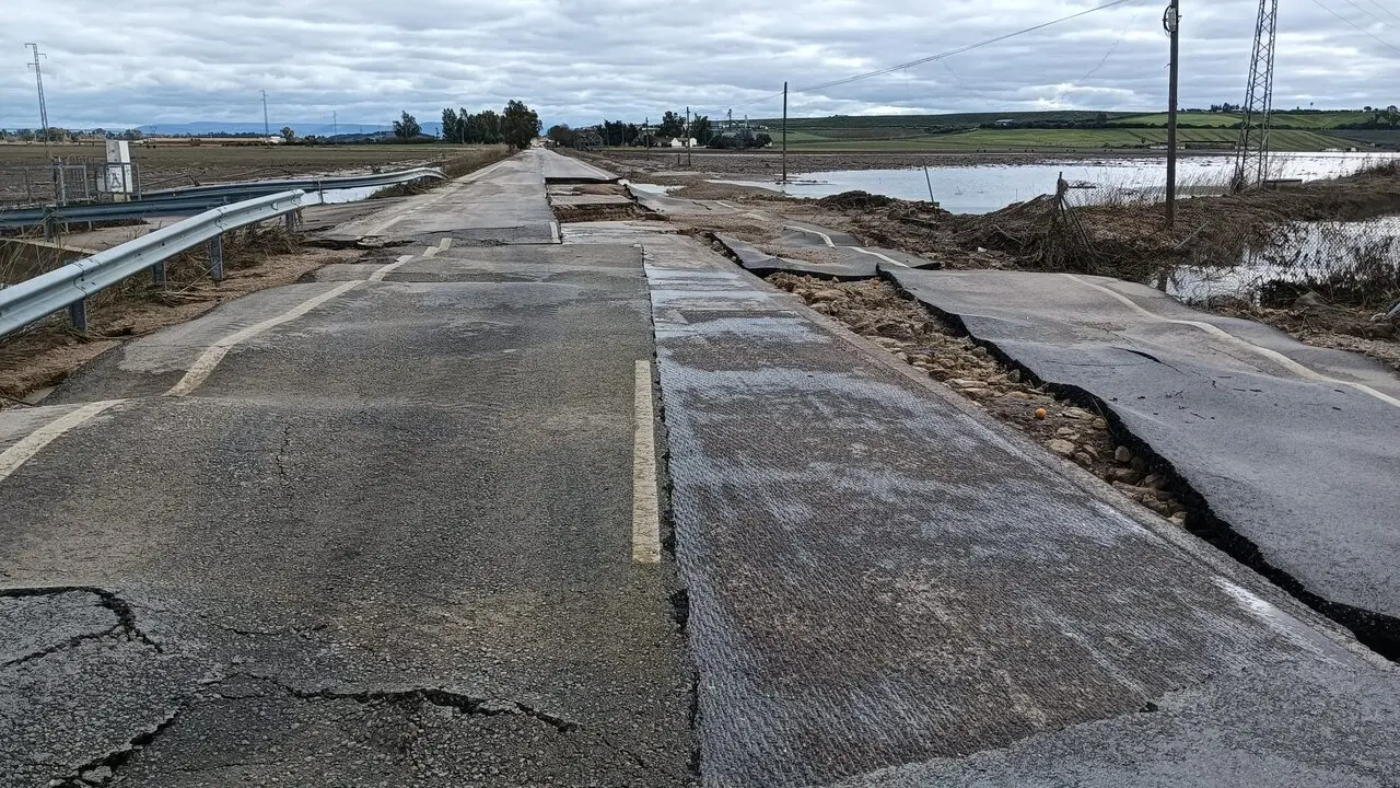  La carretera de acceso a La Ina est&aacute; impracticable. |  Kiko S&aacute;nchez 