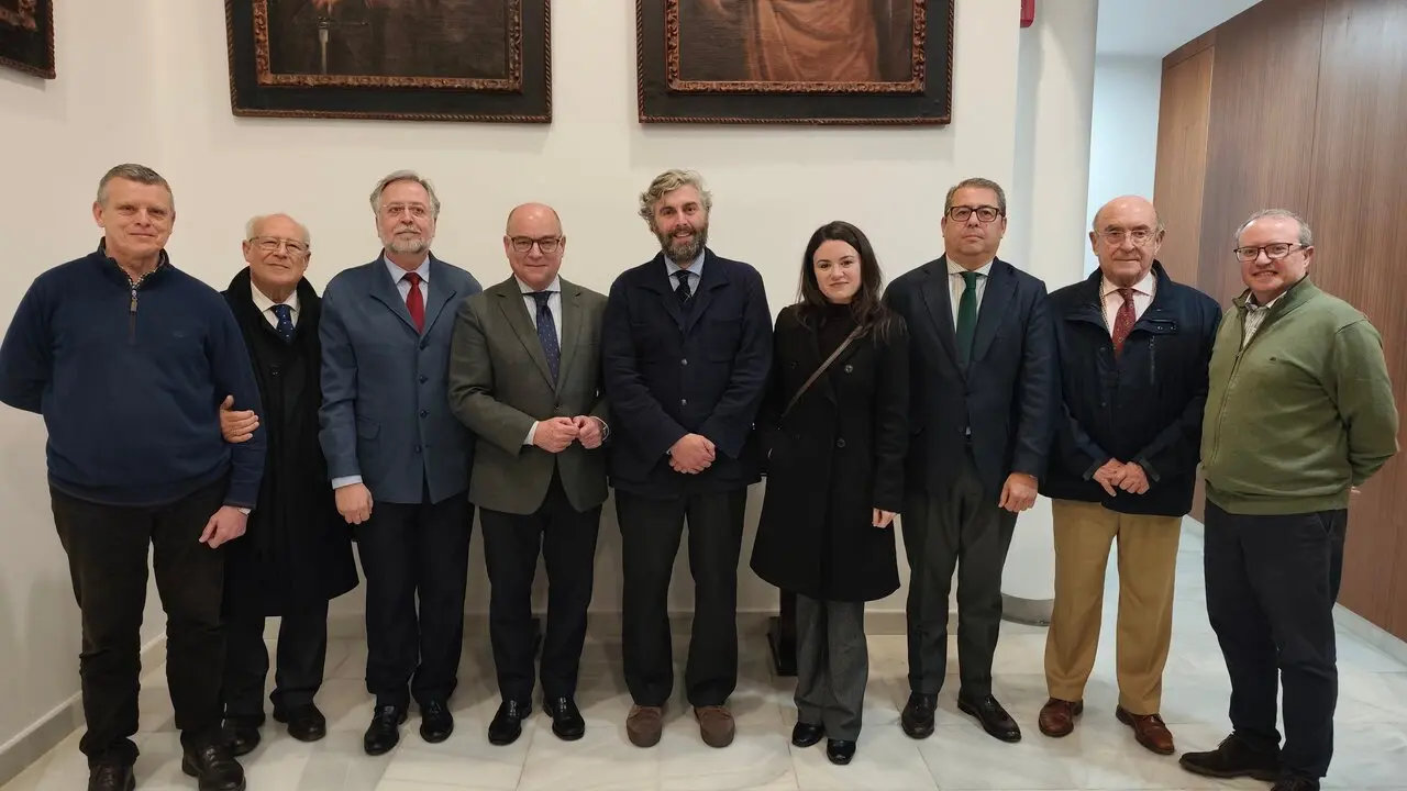  &Aacute;ngel Heredia y Juan Manuel Pina, con algunos de los miembros del 'consejo de gobierno'. | Viva Jerez. 