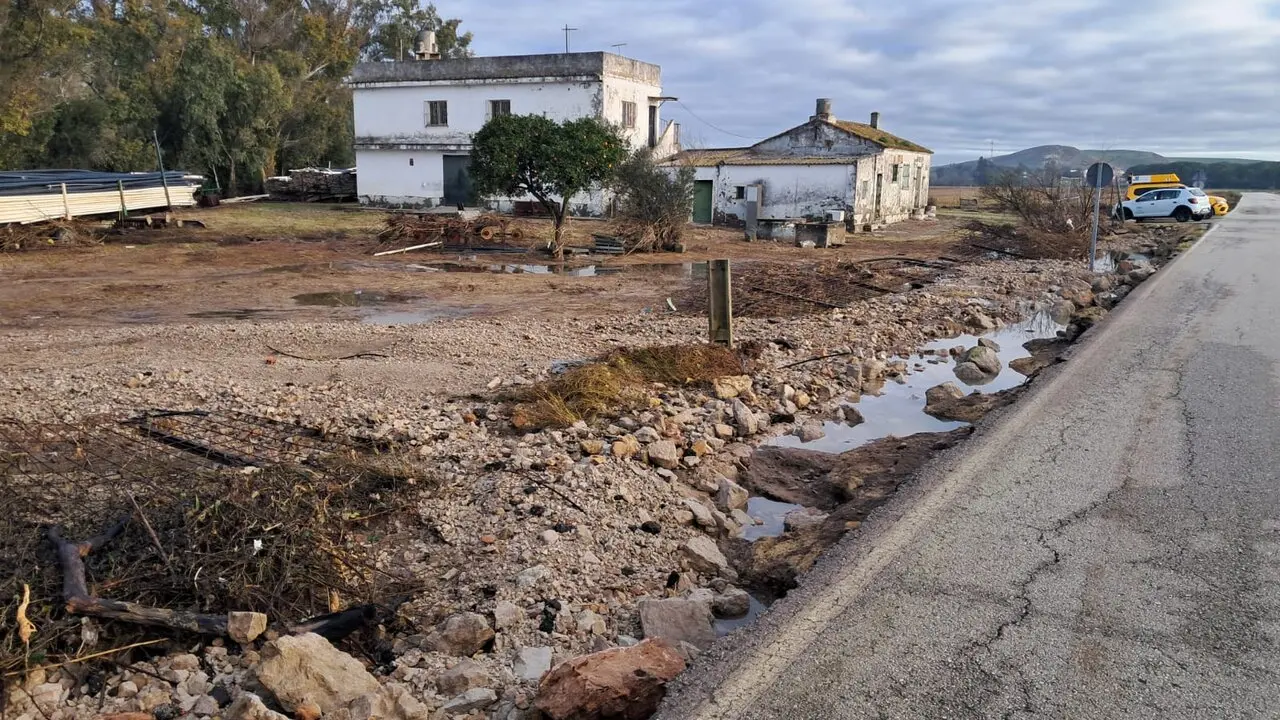  El tap&oacute;n en la zona del arroyo Buitrago estaba ayer eliminado. |  jerez.es 