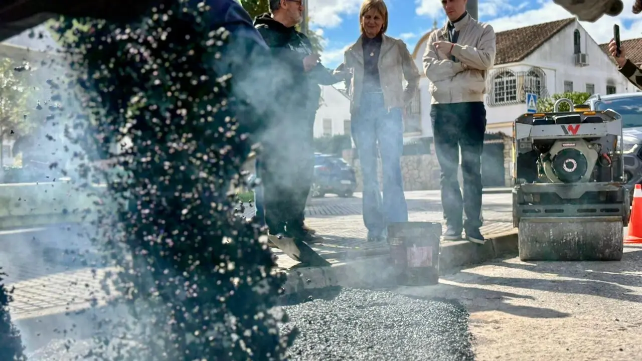  La alcaldesa, Mar&iacute;a Jos&eacute; Garc&iacute;a-Pelayo, inspecciona obras de reasfaltado en una calle de Jerez. | Viva Jerez. 