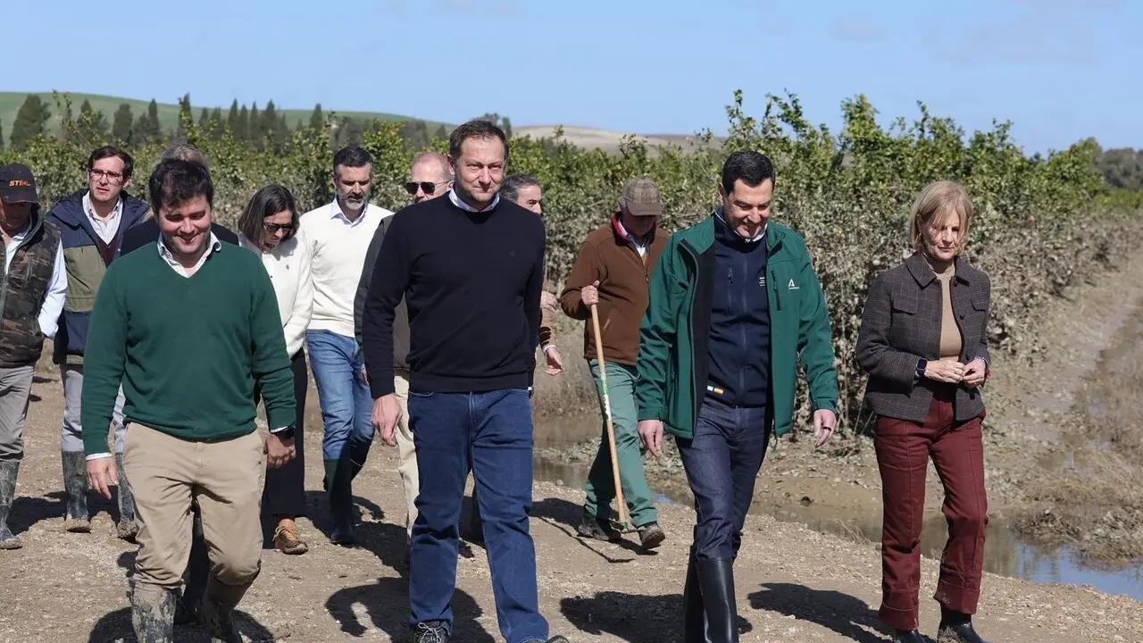  El comisario europeo de Agricultura, junto a Juanma Moreno y Mar&iacute;a Jos&eacute; Garc&iacute;a-Pelayo, en la zona rural de Jerez. | EP 