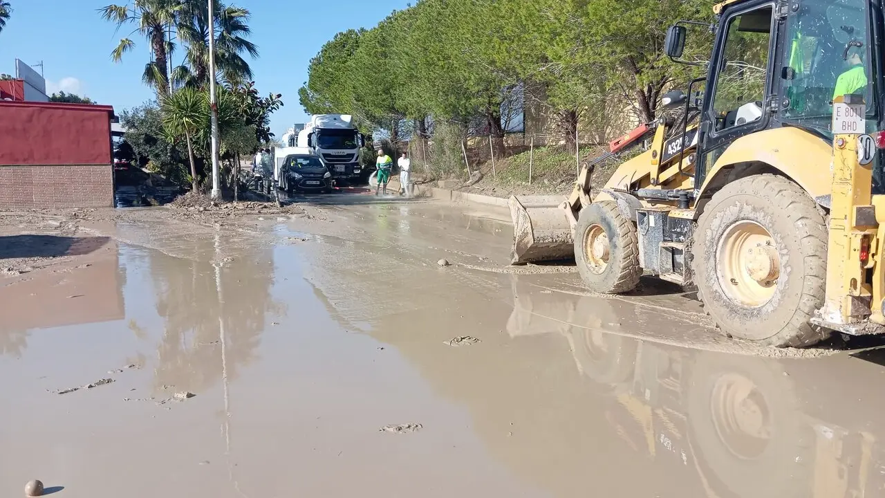  Las maquinas ayudando a limpiar el barro en Las Pachecas. |  jerez.es 