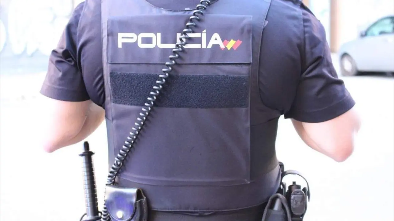  Imagen de archivo de un polic&iacute;a en servicio. - Policia Nacional 