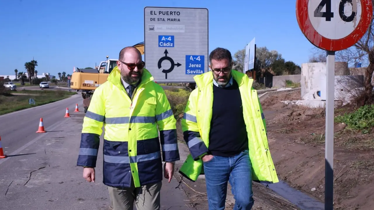  Javier Bello revisando una de las obras ya en marcha. |  dipucadiz.es 