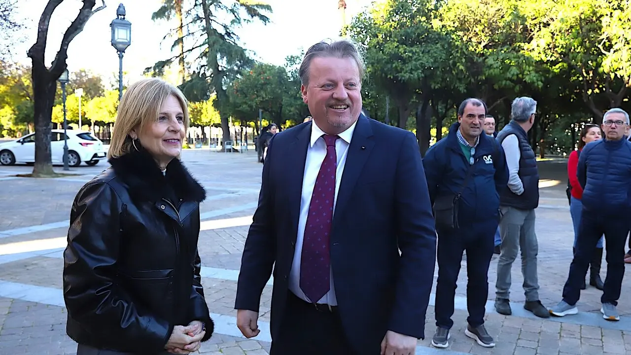  La alcaldesa junto al alcalde de Victoria, Brian Azzopardi. | jerez-es 