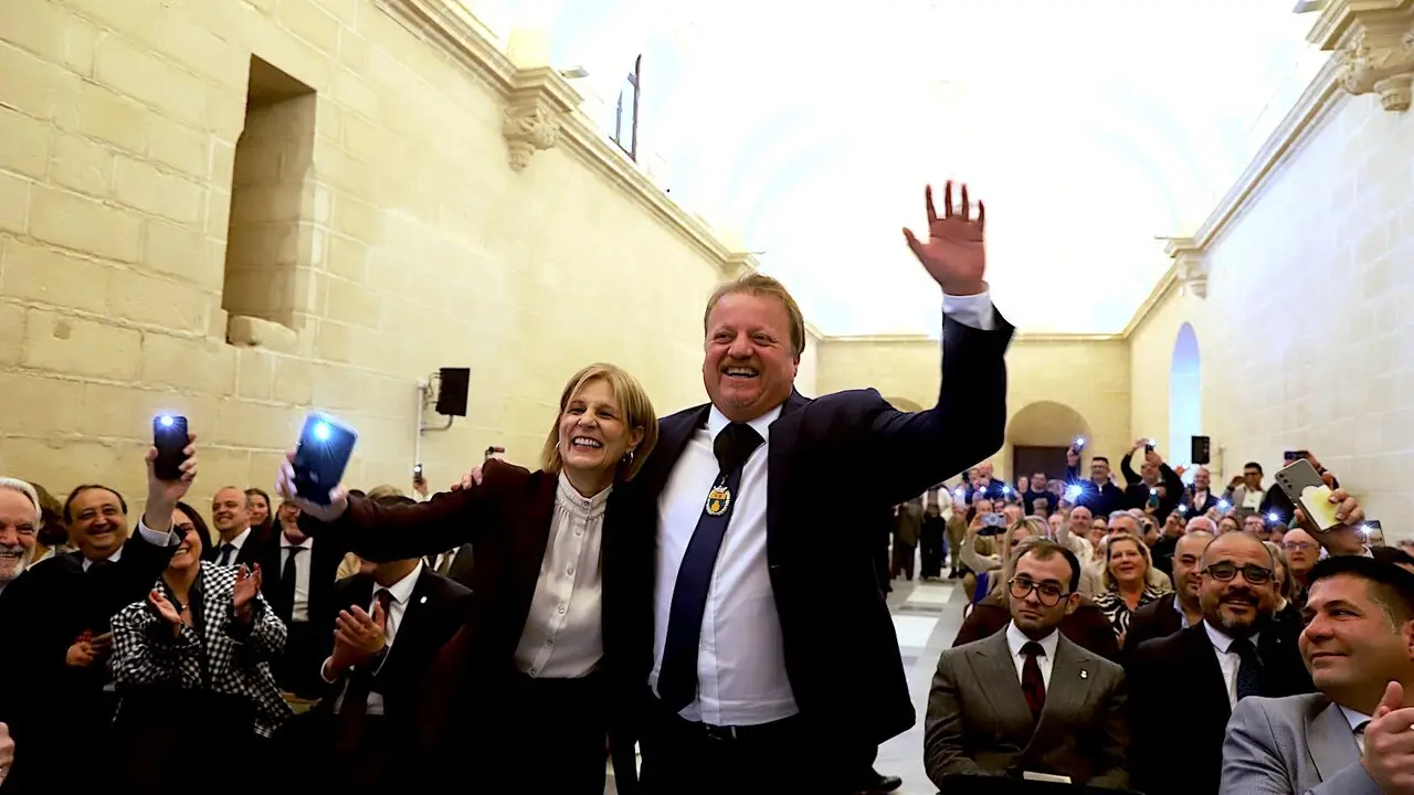 La alcaldesa con el alcalde de Victoria durante el acto de hermanamiento. |  jerez.es 