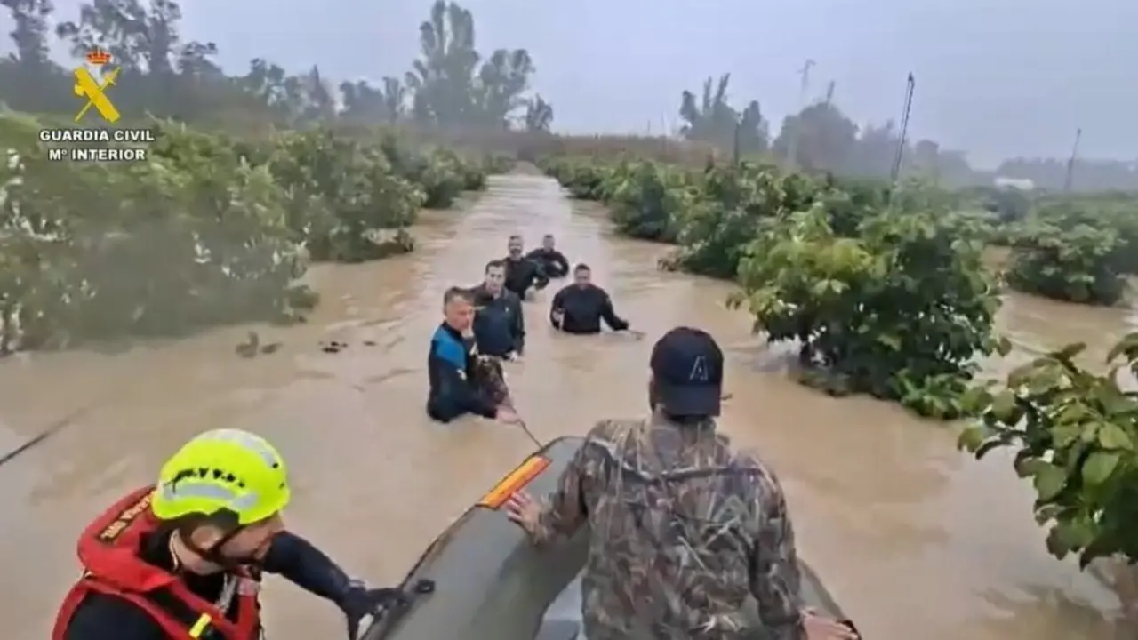  Agentes del Grupo Especial de Actividades Subacu&aacute;ticas de de la Guardia Civil rescatan a una persona en la zona rural de Jerez. | Guardia Civil. 