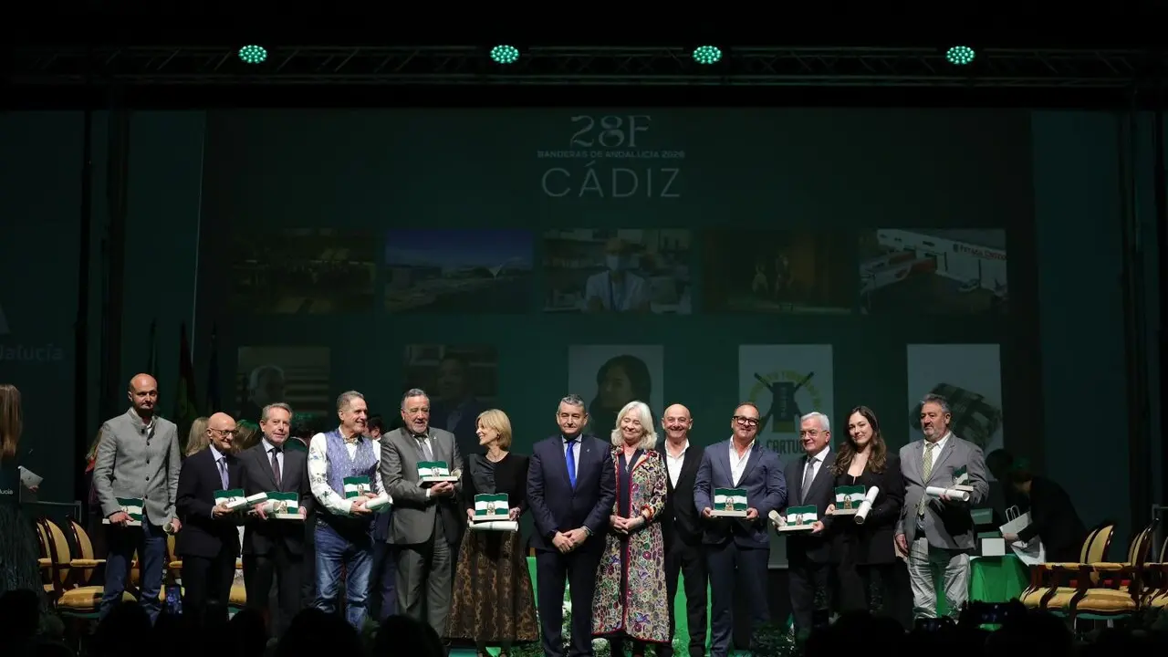  El acto de entrega de las Banderas de Andaluc&iacute;a tuvo lugar  en los Museos de la Ata&ntilde;aya. | Viva 