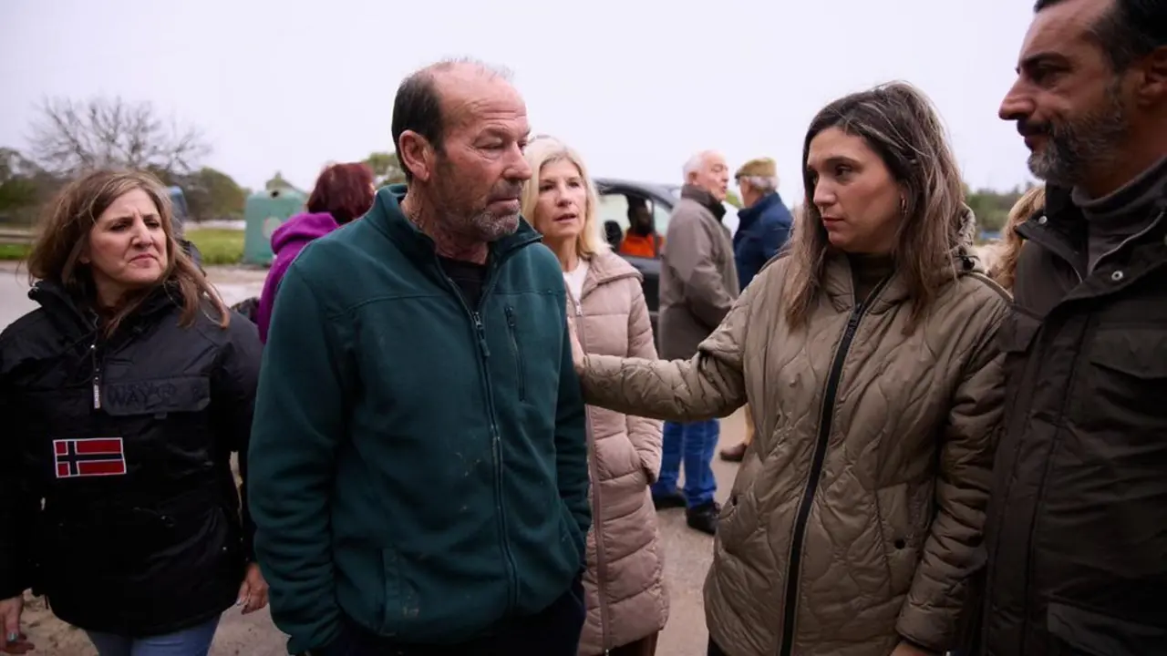 D&iacute;az durante una visita a los afectados de El Portal. | PSOE 
