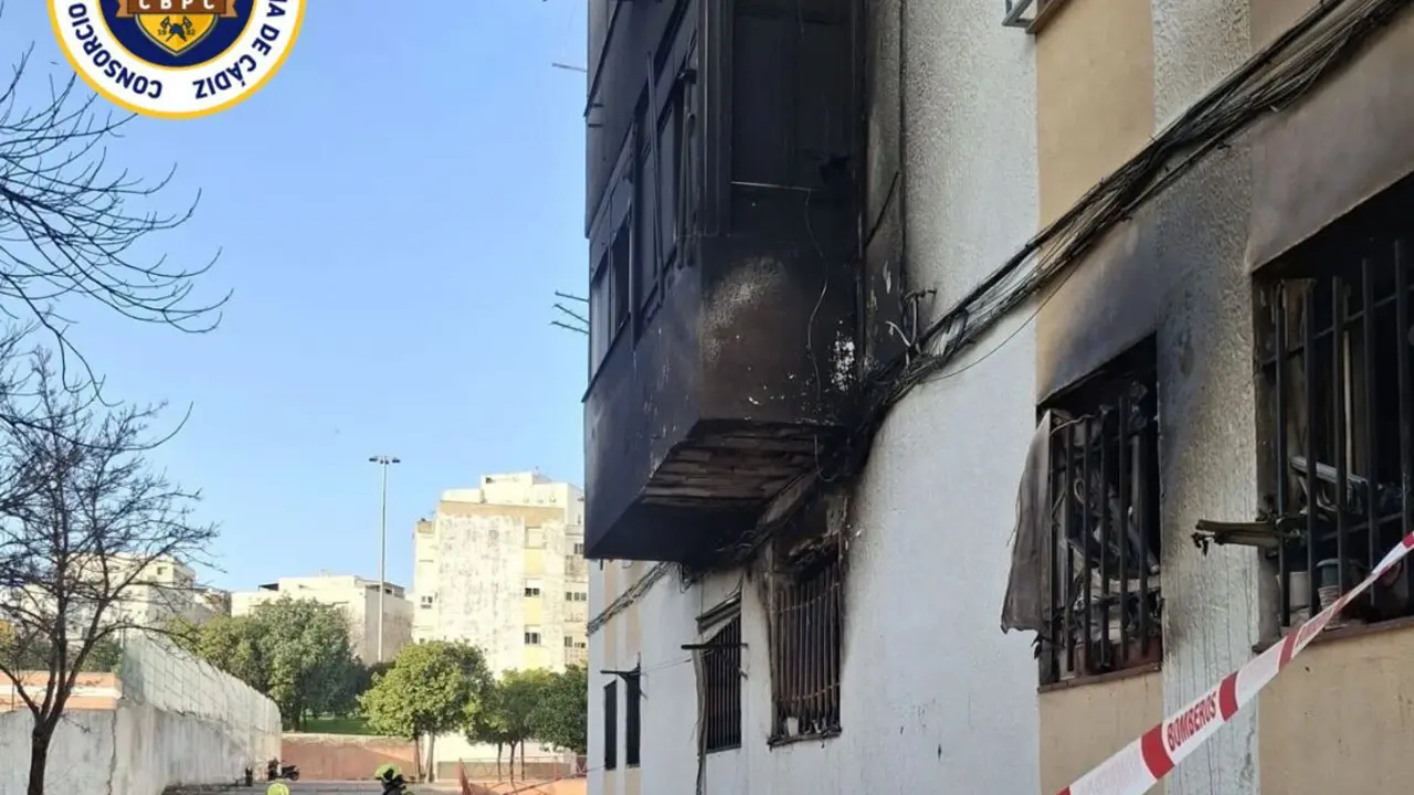  Imagen de la fachada afectada por las llamas. | Bomberos 