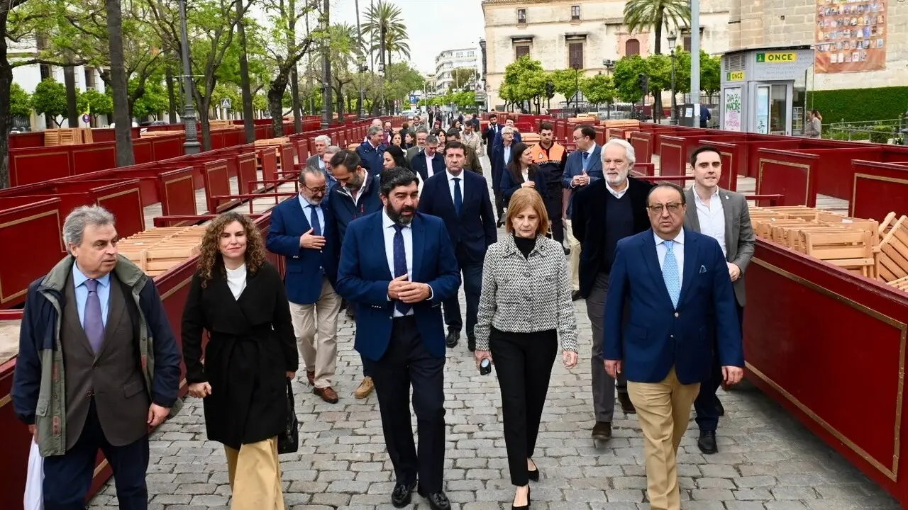  Garc&iacute;a-Pelayo, junto a Jos&eacute; Manuel Garc&iacute;a, inspeccionando la Carrera Oficial en 2025. | Viva Jerez. 