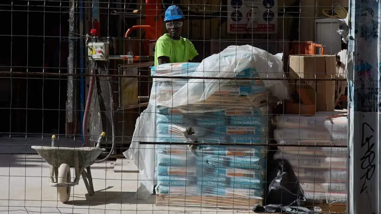 Obreros trabajando al sol. | Europa Press