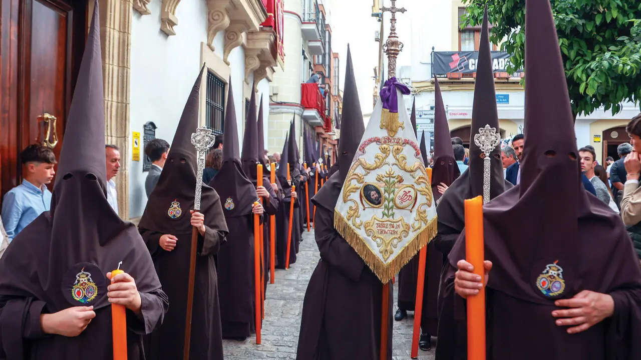  Nazarenos de la Hermandad de la Lanzada, en la tarde del Jueves Santo. | Viva Jerez. 