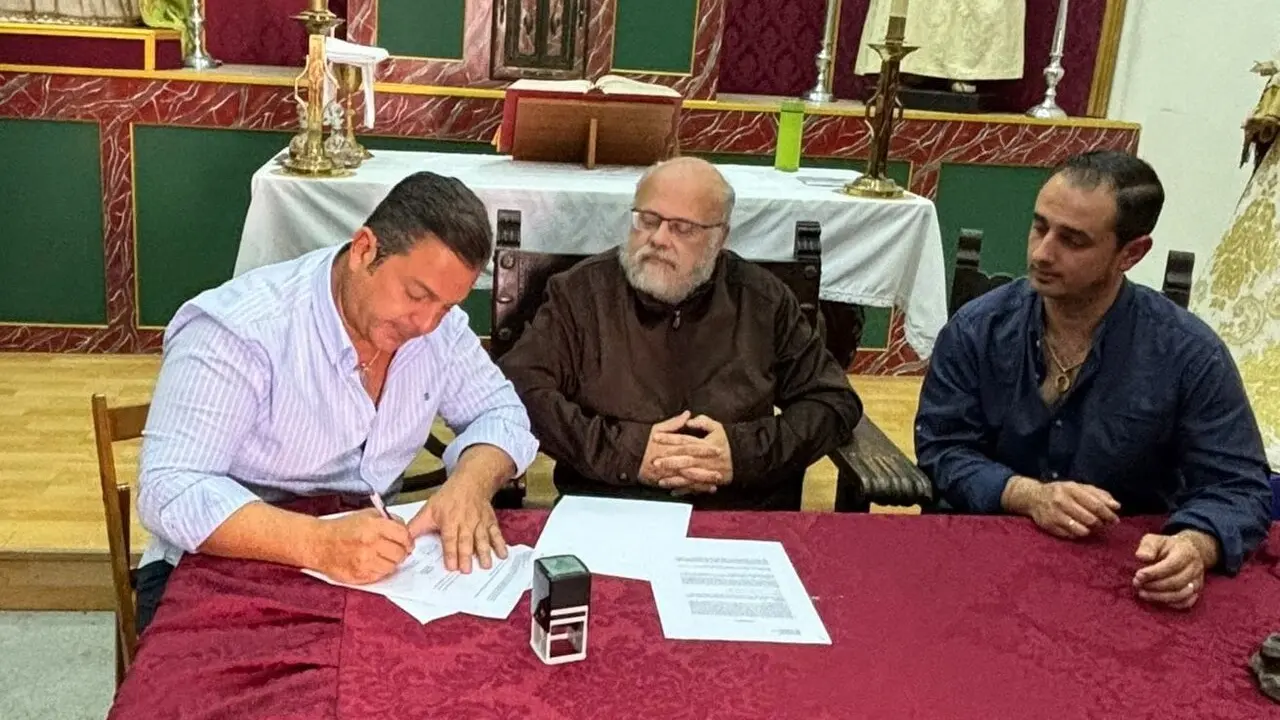  Manuel Mart&iacute;n Nieto, a la izquierda, cuando en abril de 2024 firm&oacute; el contrato para la hechura del nuevo Se&ntilde;or de la Humildad de Barbadillo. | Viva Jerez. 