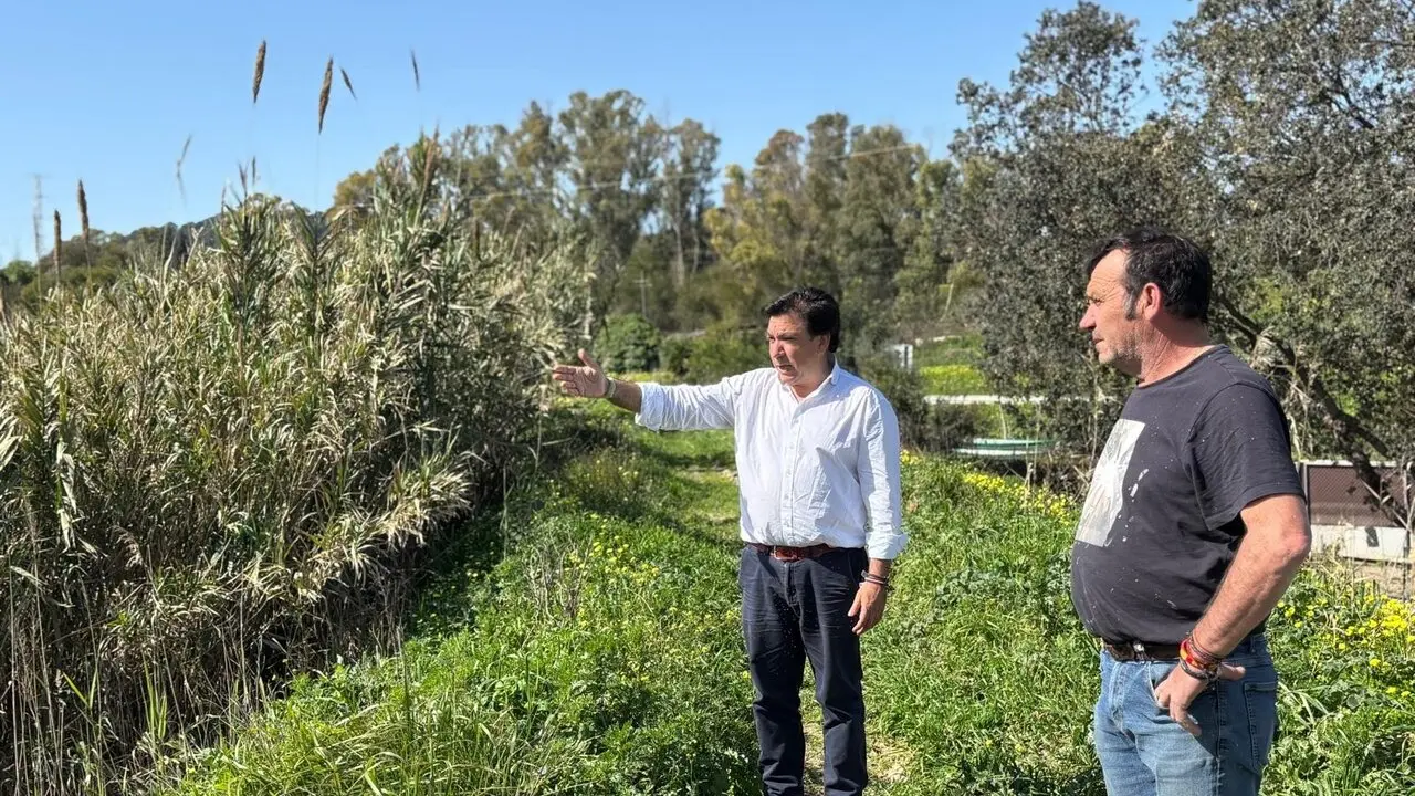  Antonio Fern&aacute;ndez en su visita a la zona rural tras las inundaciones. |  Vox 