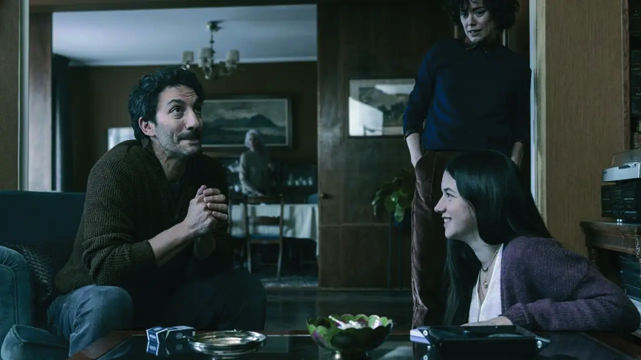  Juan Minuj&iacute;n ante Blanca Soroa con Patricia L&oacute;pez Arnaiz de fondo, en un momento de la pel&iacute;cula. | movistar 