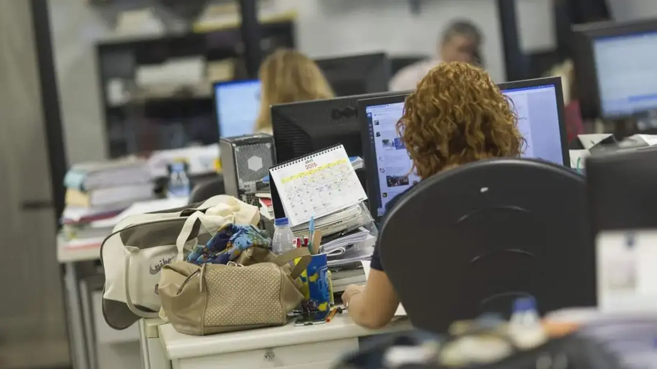Mujeres en una oficina | AI