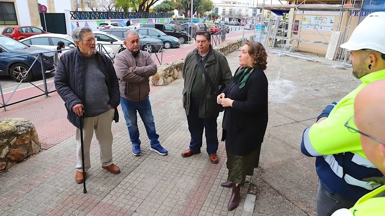  Bel&eacute;n de la Cuadra, inspeccionando las obras de rehabilitaci&oacute;n de Icovesa. | Viva Jerez. 