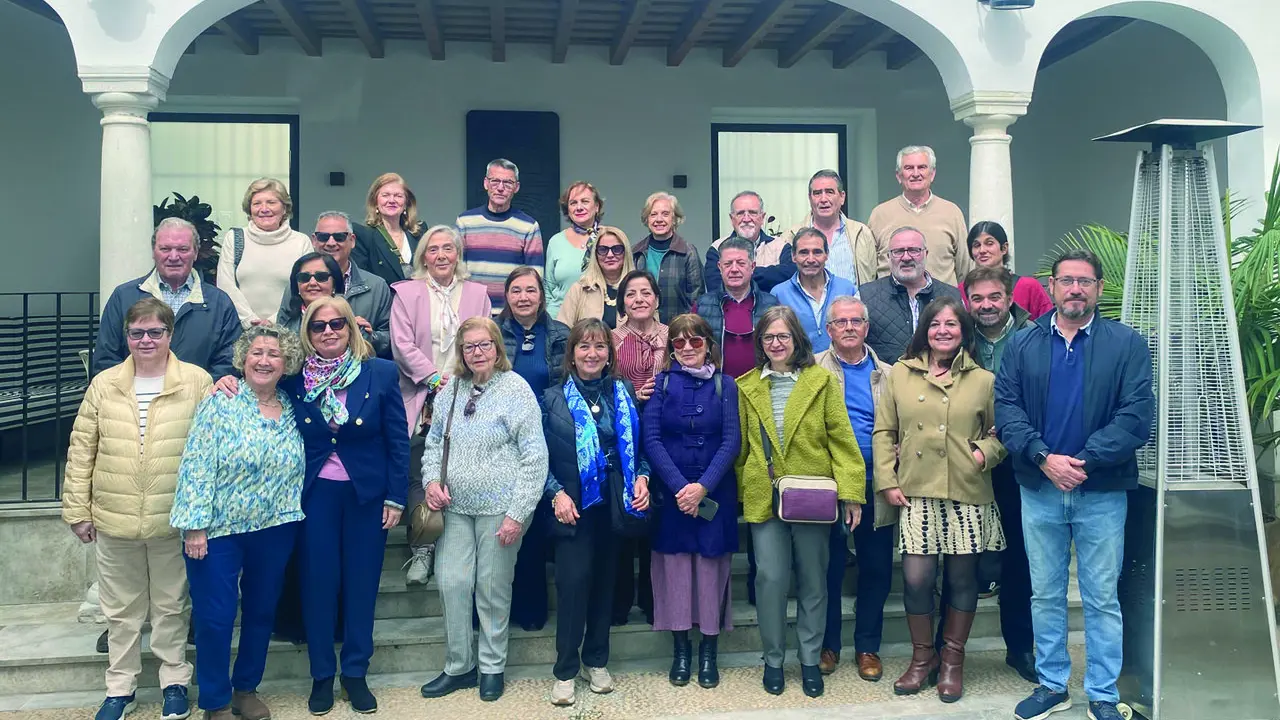  Integrantes de la Asociaci&oacute;n Aula de Mayores en una visita realizada hace unas semanas al Palacio San Dionisio. | Viva 
