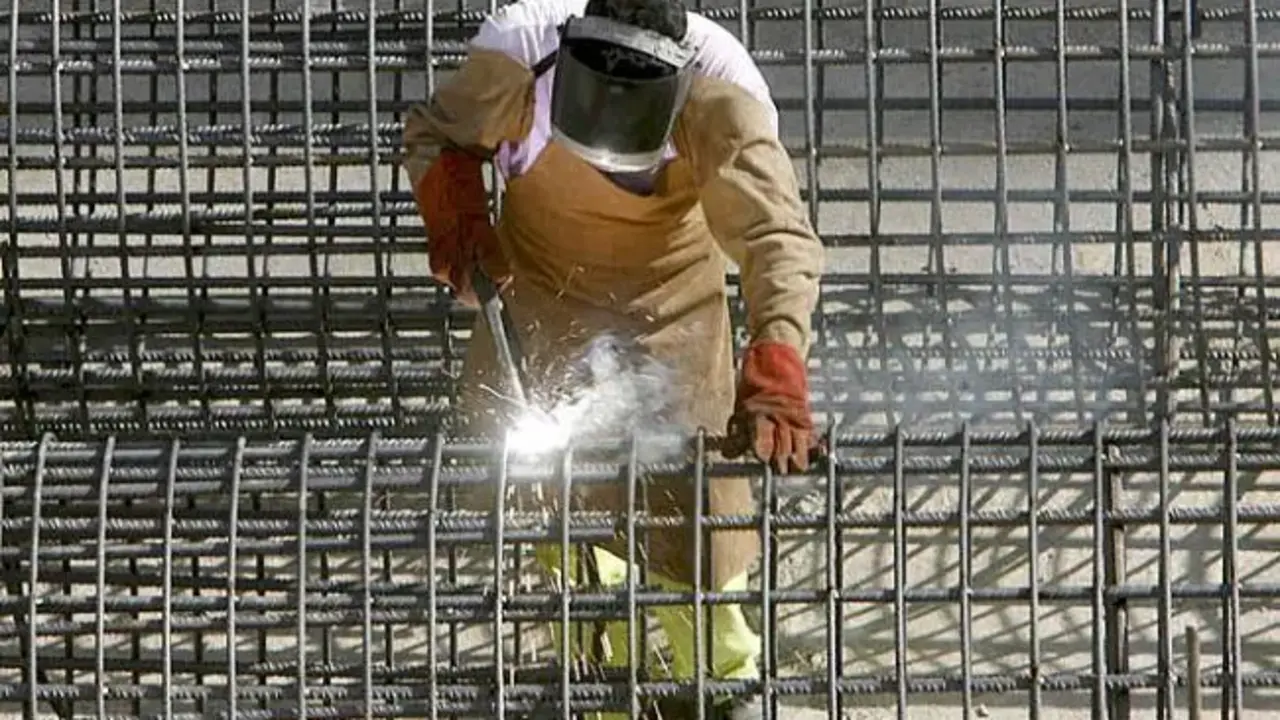 Un obrero trabaja con sus medidas de seguridad. | Juan Ferreras/Efe