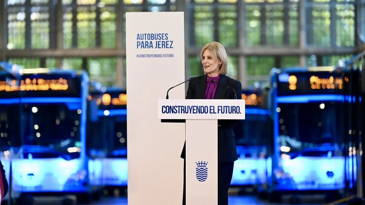 La alcaldesa en la presentaci&oacute;n de los 25 autobuses adquiridos a finales del pasado a&ntilde;o. |  Jerez 