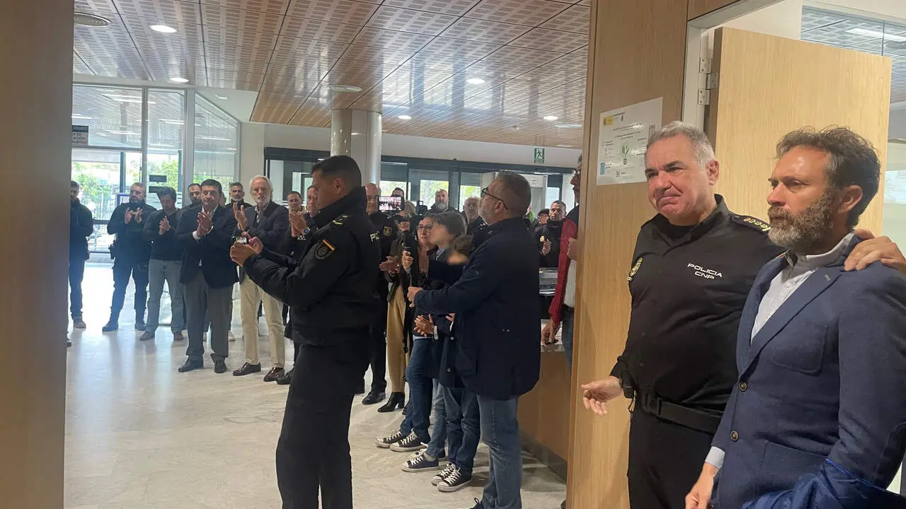  El comisario provincial junto al marido de Carmen Nieves, tras descubrir la placa. |  Jim&eacute;nez 
