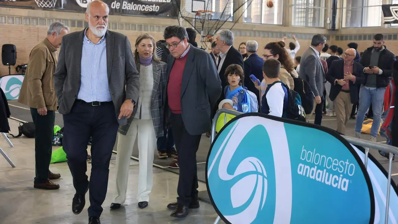  El vicepresidente segundo de Diputaci&oacute;n de C&aacute;diz y responsable de su Servicio de Deportes, Javier Vidal, y el delegado territorial de Desarrollo Educativo de la Junta de Andaluc&iacute;a en C&aacute;diz, Jos&eacute; &Aacute;ngel Aparicio, en la Feria del Deporte y la Vida Sana. | EP 