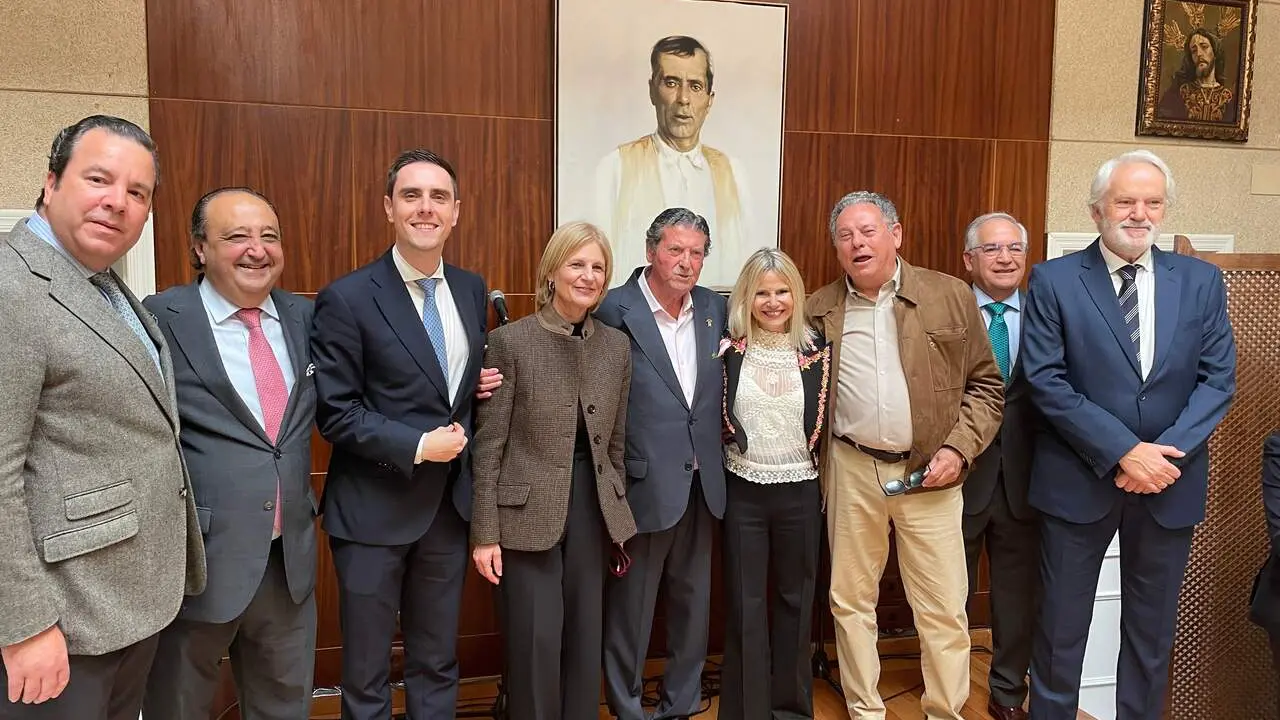  La alcaldesa y Eugenia Mart&iacute;nez de Irujo, junto a Luis El Zambo. | JG 