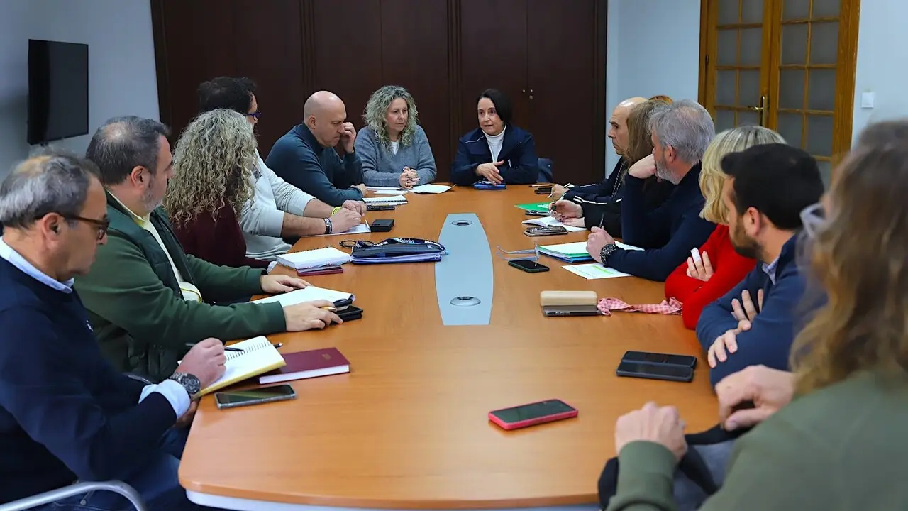  Nela Garc&iacute;a reunida con los sindicatos y comerciantes para evaluar la decisi&oacute;n sobre la ZGAT. |  jerez.es 