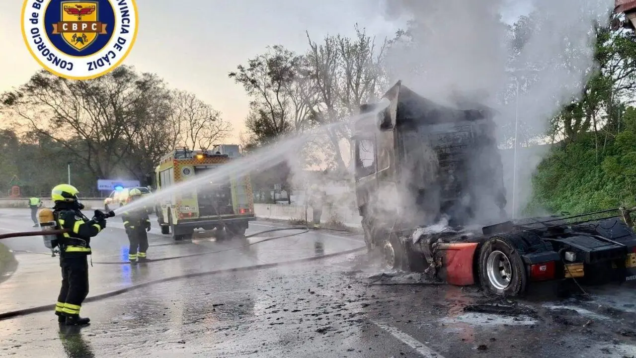  Bomberos sofocando el incendio de la cabeza tractora del cami&oacute;n. | Bomberos. 