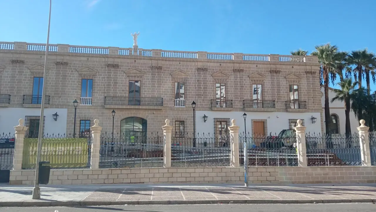  El antiguo edificio de D&iacute;ez-M&eacute;rito, ya rehabilitado y a la espera de su puesta en funcionamiento como centro de salud Esperanza de la Yedra. | F.C.A. 