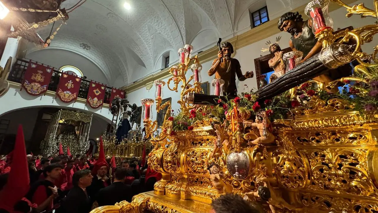  El Se&ntilde;or de las Penas, de la Hermandad del Desconsuelo, refugiado en la iglesia de la Victoria el Martes Santo de 2024. | Viva Jerez. 