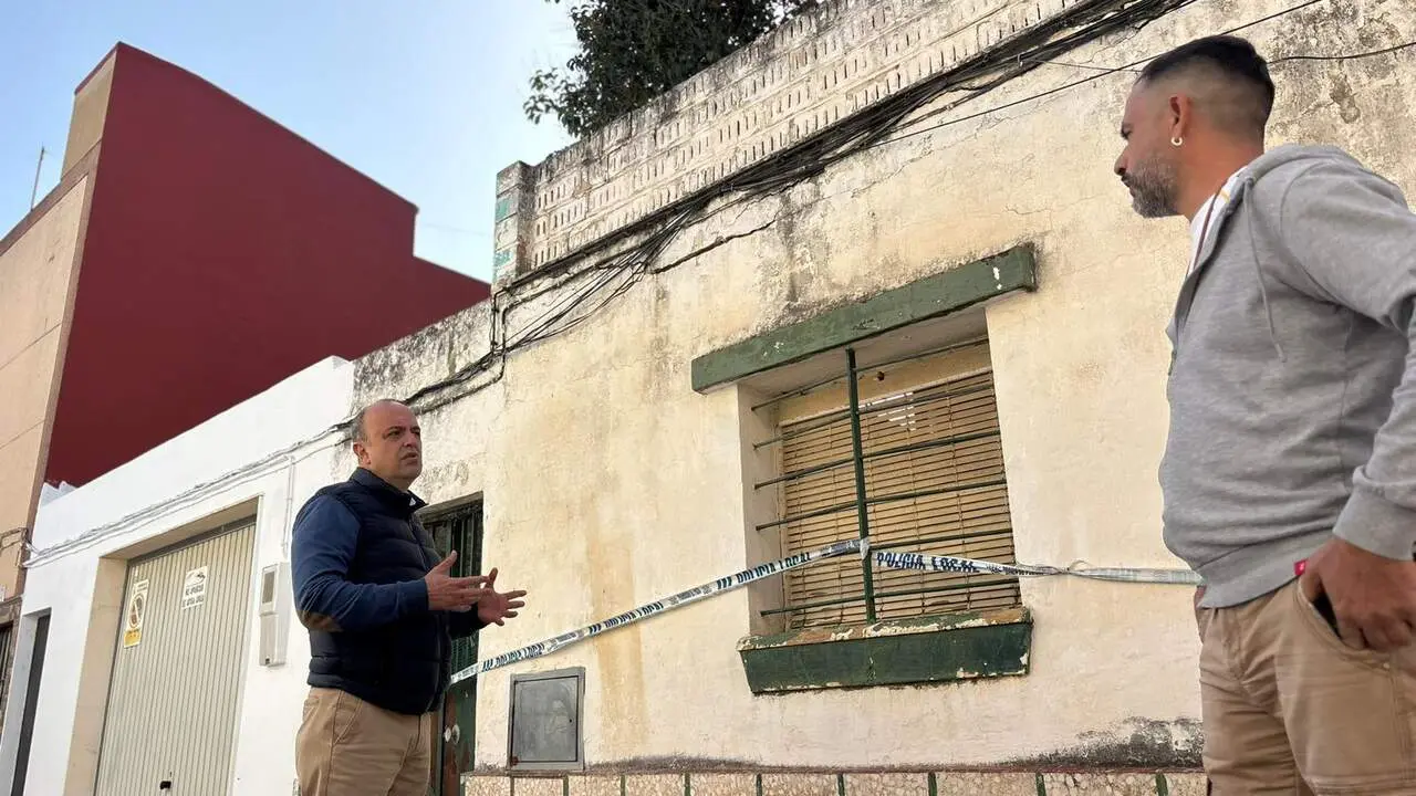  Ignacio Soto ante la vivienda denunciada en El Pellizco. |  Vox 