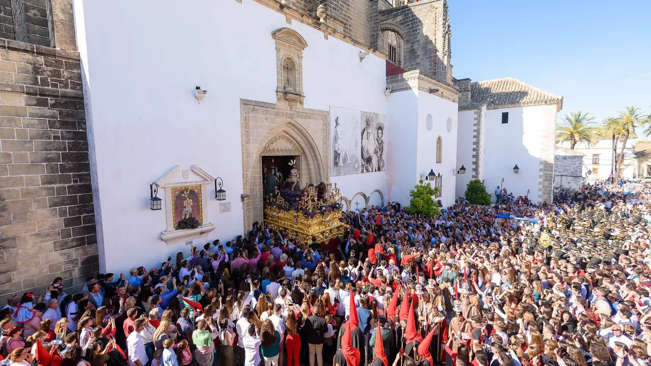  Multitud congregada a la salida de los Jud&iacute;os de San Mateo. |  Viva 