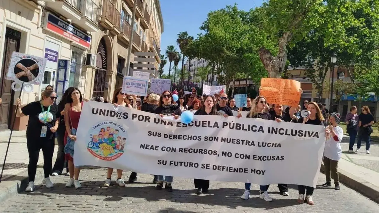 Protesta demandando un aumento de recursos para el alumnado con necesidades especiales. | Viva Jerez.