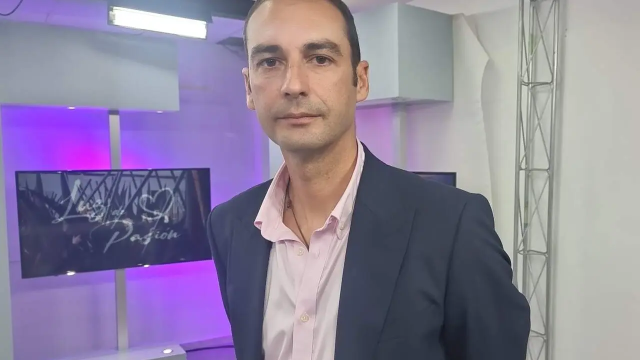  Antonio Gallardo Monje, pregonero de la romer&iacute;a del Roc&iacute;o de 2026, en el plat&oacute; de 'Luz de Pasi&oacute;n'. | Viva Jerez. 