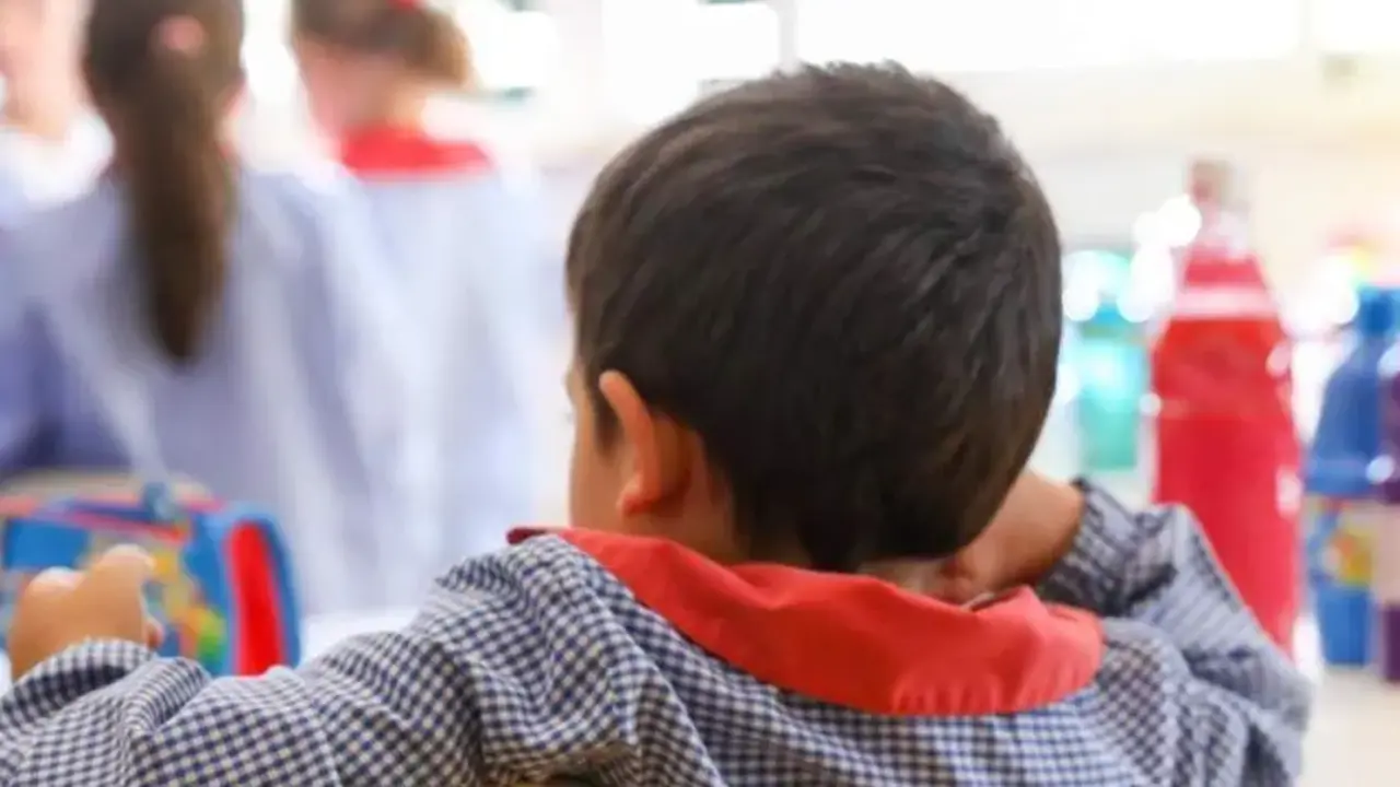 Un ni&ntilde;o sentado en su pupitre. | Europa Press