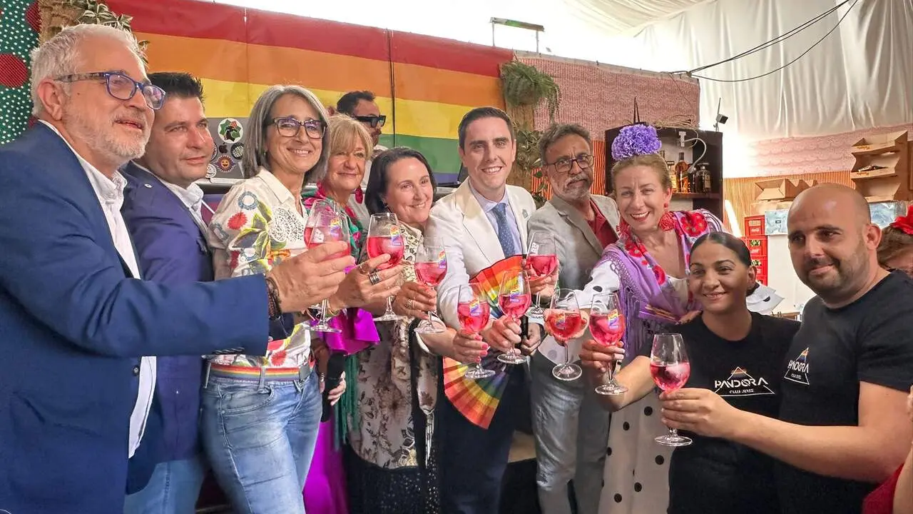  Tradicional brindis arcoiris en la caseta de Jerelesgay | Jerez.es 