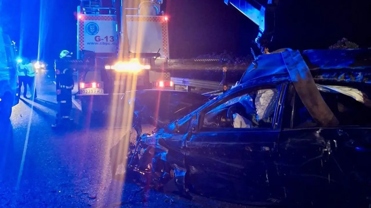  El coche accidentado a la llegada de los bomberos. | Consorcio<br><br><br><br>REMITIDA / HANDOUT por CONSORCIO DE BOMBEROS DE LA PROVINCIA DE C&Atilde;DIZ<br><br>Fotograf&Atilde;&shy;a remitida a medios de comunicaci&Atilde;&sup3;n exclusivamente para ilustrar la noticia a la que hace referencia la imagen, y citando la procedencia de la imagen en la firma<br><br>21/5/2026 