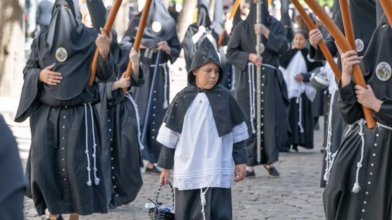  Santa Marta apuesta por extender la t&uacute;nica de cola negra al cortejo de palio. | Viva Jerez. 