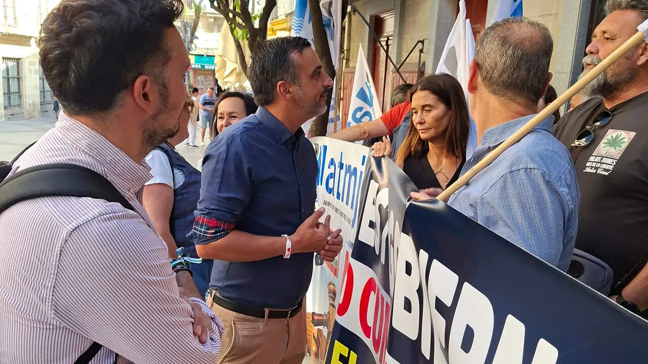  D&iacute;az apoyando a los representantes de los trabajadores municipales en una protesta. | PSOE 