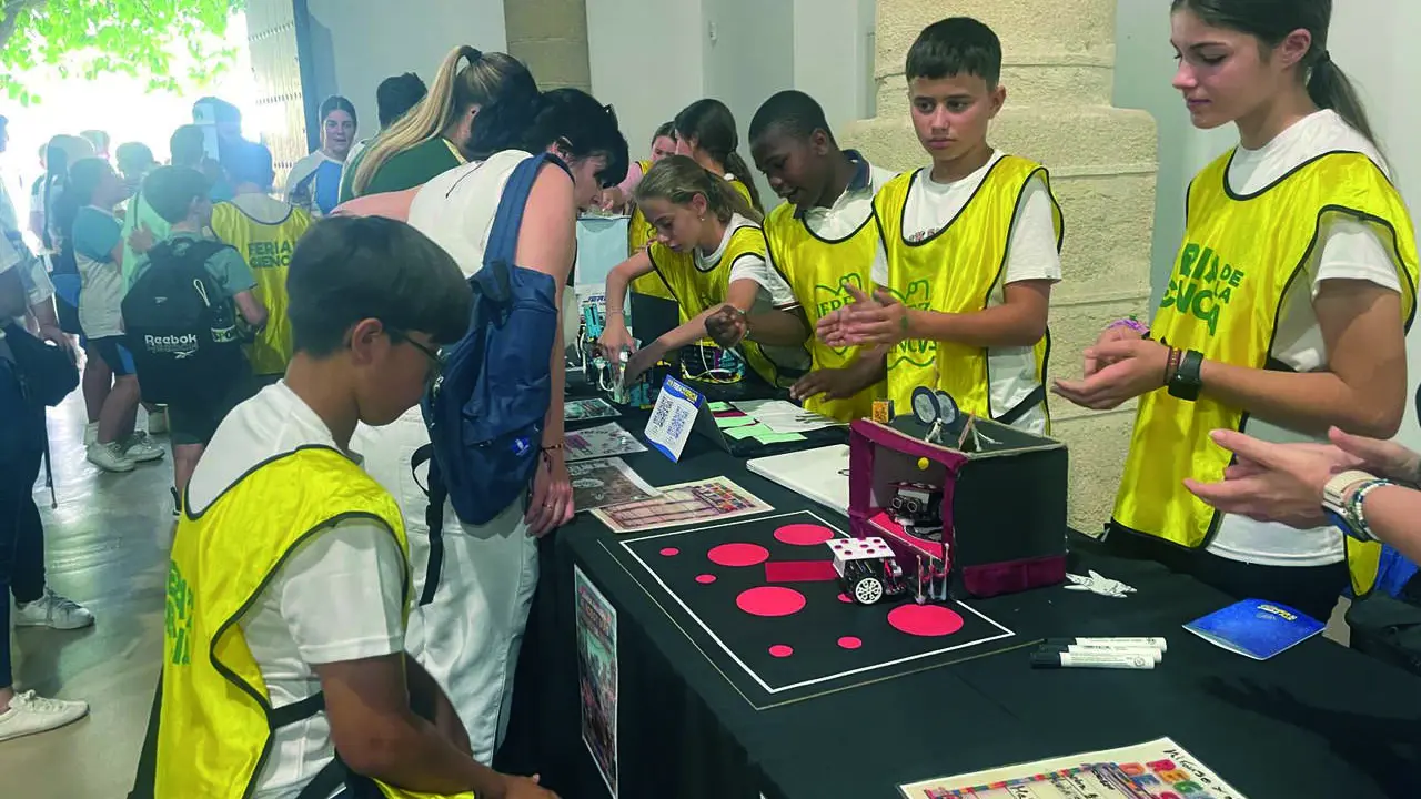  El stand del colegio Alfonso X El Sabio con un tablao flamenco de lo m&aacute;s particular | Viva 