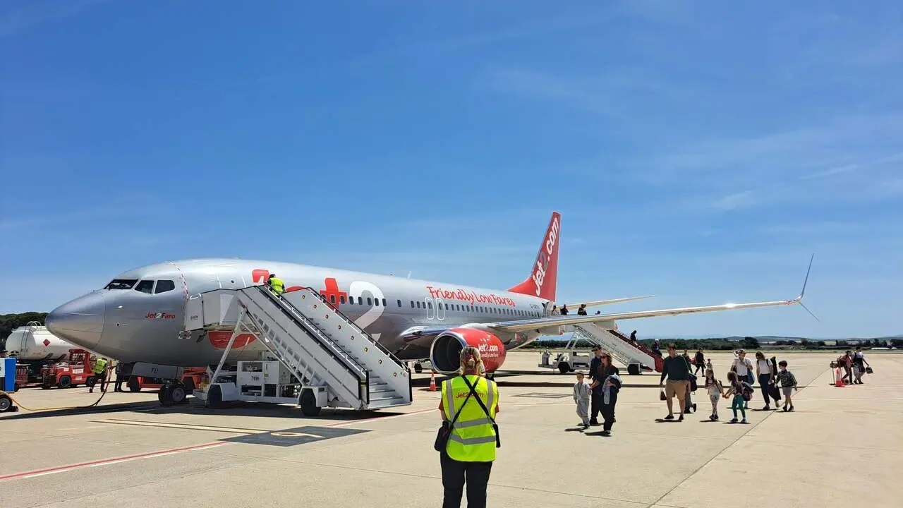  Avi&oacute;n de Jet2.Com llegando al aeropuerto de Jerez procedente de Londres, en una nueva ruta de la aerol&iacute;nea. 