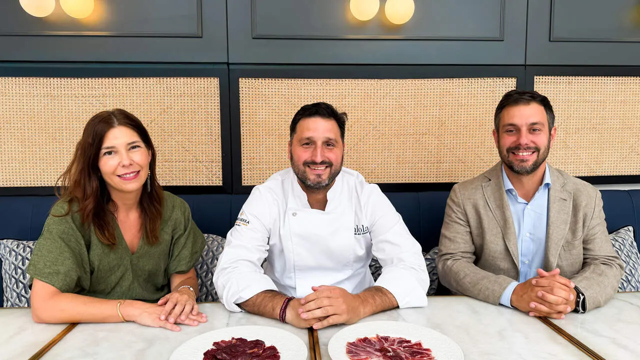  Loreto y Jos&eacute; Manuel Mart&iacute;n Villar junto al cocinero Javier Abascal. | Probando probando 